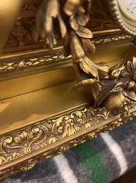 Garniture de chemin&eacute;e en trois pi&egrave;ces en bronze dor&eacute; &agrave; d&eacute;cor floral et de putti, France, 19&egrave;me/20&egrave;me si&egrave;cle