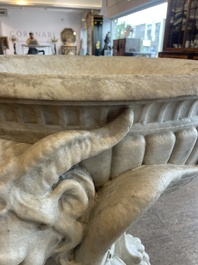 Imposant bassin en marbre blanc de Carrare avec trois lions ail&eacute;s, Italie, 18&egrave;me si&egrave;cle