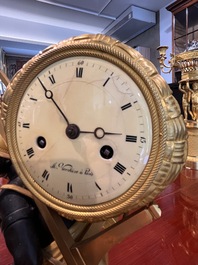 Pendule de chemin&eacute;e en bronze patin&eacute; et dor&eacute; &agrave; d&eacute;cor de 'bon sauvage', France, premi&egrave;re moiti&eacute; du 19&egrave;me si&egrave;cle