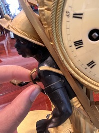 Pendule de chemin&eacute;e en bronze patin&eacute; et dor&eacute; &agrave; d&eacute;cor de 'bon sauvage', France, premi&egrave;re moiti&eacute; du 19&egrave;me si&egrave;cle