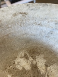 Imposant bassin en marbre blanc de Carrare avec trois lions ail&eacute;s, Italie, 18&egrave;me si&egrave;cle