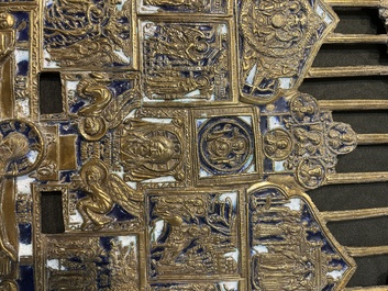 Croix d'ic&ocirc;ne et ic&ocirc;ne de voyage en quatre parties en bronze &eacute;maill&eacute;, Russie, 19&egrave;me/20&egrave;me si&egrave;cle