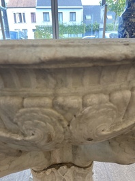 Imposant bassin en marbre blanc de Carrare avec trois lions ail&eacute;s, Italie, 18&egrave;me si&egrave;cle