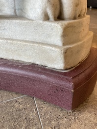 Imposant bassin en marbre blanc de Carrare avec trois lions ail&eacute;s, Italie, 18&egrave;me si&egrave;cle