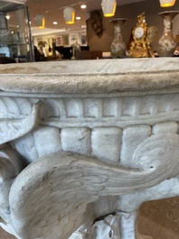 Imposant bassin en marbre blanc de Carrare avec trois lions ail&eacute;s, Italie, 18&egrave;me si&egrave;cle