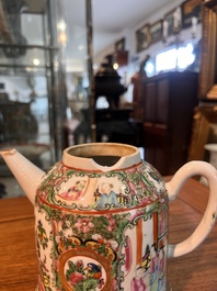 Collection vari&eacute;e de cruches, et de pots couverts en porcelaine de Chine famille rose de Canton &agrave; d&eacute;cor floral et de sc&egrave;nes de palais, 19&egrave;me si&egrave;cle