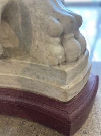 Imposant bassin en marbre blanc de Carrare avec trois lions ail&eacute;s, Italie, 18&egrave;me si&egrave;cle