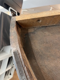 Paire de consoles d'angle &agrave; cariatides avec dessus en marbre et montures en bronze dor&eacute;, France, 19&egrave;me/20&egrave;me si&egrave;cle