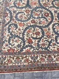 Tapis oriental de type Qom (Qum/Ghom) &agrave; d&eacute;cor floral, laine sur coton, deuxi&egrave;me quart du 20&egrave;me si&egrave;cle