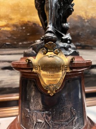 &Eacute;cole fran&ccedil;aise: Le r&eacute;mouleur, bronze argent&eacute; sur un imposant socle en marbre rouge, 19&egrave;me si&egrave;cle