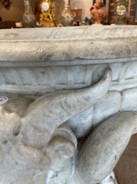 Imposant bassin en marbre blanc de Carrare avec trois lions ail&eacute;s, Italie, 18&egrave;me si&egrave;cle