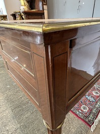 Bureau plat de style Louis XVI en bois avec plateau en cuir et aux montures en laiton, France, vers 1900
