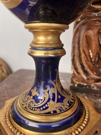 Paire de vases couvertes &agrave; fond bleu royale &agrave; la mani&egrave;re de S&egrave;vres aux montures dor&eacute;es et &agrave; d&eacute;cor de sc&egrave;ne d'amour, France, 20&egrave;me si&egrave;cle