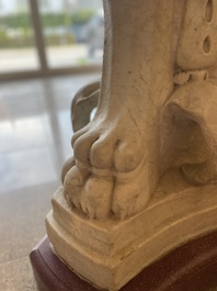 Imposant bassin en marbre blanc de Carrare avec trois lions ail&eacute;s, Italie, 18&egrave;me si&egrave;cle