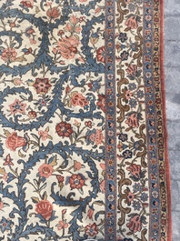 Tapis oriental de type Qom (Qum/Ghom) &agrave; d&eacute;cor floral, laine sur coton, deuxi&egrave;me quart du 20&egrave;me si&egrave;cle
