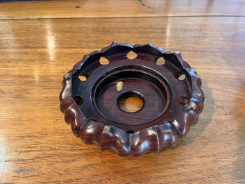 Vase en porcelaine de Chine polychrome dite 'de Nankin' &agrave; d&eacute;cor de sc&egrave;nes guerri&egrave;res, 19&egrave;me si&egrave;cle