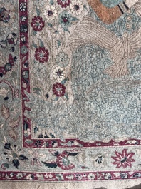 Tapis oriental de type Tabriz &agrave; d&eacute;cor de sc&egrave;nes anim&eacute;es, laine sur coton, 20&egrave;me si&egrave;cle