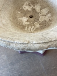 Imposant bassin en marbre blanc de Carrare avec trois lions ail&eacute;s, Italie, 18&egrave;me si&egrave;cle