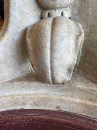 Imposant bassin en marbre blanc de Carrare avec trois lions ail&eacute;s, Italie, 18&egrave;me si&egrave;cle