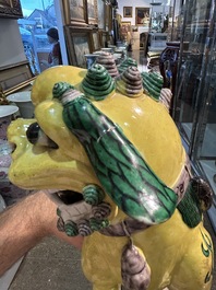 Paire de mod&egrave;les de lions bouddhistes en biscuit &eacute;maille verte, Chine, 19&egrave;me si&egrave;cle