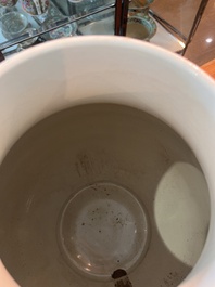 Vase de forme 'hu' en porcelaine de Chine en bleu, blanc et rouge de cuivre, marque de Qianlong, Chine, 20&egrave;me si&egrave;cle