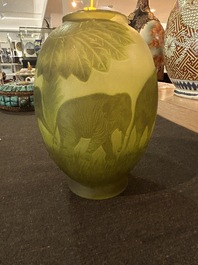 &Eacute;mile Gall&eacute; (1846-1904, &agrave; la mani&egrave;re de): Vase de style Art nouveau en verre cam&eacute;e vert &agrave; d&eacute;cor d'&eacute;l&eacute;phants, 20&egrave;me si&egrave;cle