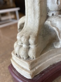 Imposant bassin en marbre blanc de Carrare avec trois lions ail&eacute;s, Italie, 18&egrave;me si&egrave;cle