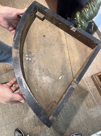 Paire de consoles d'angle &agrave; cariatides avec dessus en marbre et montures en bronze dor&eacute;, France, 19&egrave;me/20&egrave;me si&egrave;cle