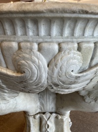 Imposant bassin en marbre blanc de Carrare avec trois lions ail&eacute;s, Italie, 18&egrave;me si&egrave;cle