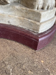 Imposant bassin en marbre blanc de Carrare avec trois lions ail&eacute;s, Italie, 18&egrave;me si&egrave;cle