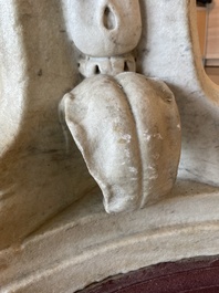 Imposant bassin en marbre blanc de Carrare avec trois lions ail&eacute;s, Italie, 18&egrave;me si&egrave;cle