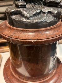 &Eacute;cole fran&ccedil;aise: Le r&eacute;mouleur, bronze argent&eacute; sur un imposant socle en marbre rouge, 19&egrave;me si&egrave;cle