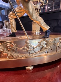 Pendule de chemin&eacute;e en bronze patin&eacute; et dor&eacute; &agrave; d&eacute;cor de 'bon sauvage', France, premi&egrave;re moiti&eacute; du 19&egrave;me si&egrave;cle