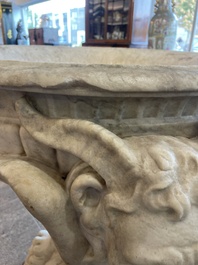 Imposant bassin en marbre blanc de Carrare avec trois lions ail&eacute;s, Italie, 18&egrave;me si&egrave;cle