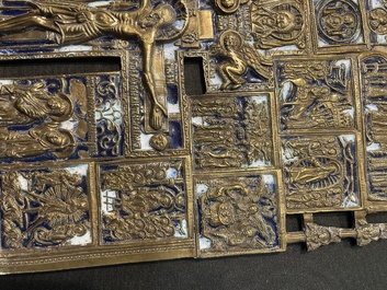 Croix d'ic&ocirc;ne et ic&ocirc;ne de voyage en quatre parties en bronze &eacute;maill&eacute;, Russie, 19&egrave;me/20&egrave;me si&egrave;cle