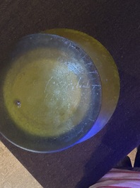 &Eacute;mile Gall&eacute; (1846-1904, &agrave; la mani&egrave;re de): Vase de style Art nouveau en verre cam&eacute;e vert &agrave; d&eacute;cor d'&eacute;l&eacute;phants, 20&egrave;me si&egrave;cle