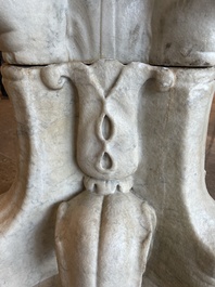 Imposant bassin en marbre blanc de Carrare avec trois lions ail&eacute;s, Italie, 18&egrave;me si&egrave;cle