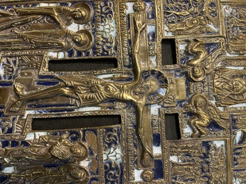 Croix d'ic&ocirc;ne et ic&ocirc;ne de voyage en quatre parties en bronze &eacute;maill&eacute;, Russie, 19&egrave;me/20&egrave;me si&egrave;cle