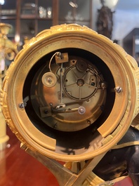 Pendule de chemin&eacute;e en bronze patin&eacute; et dor&eacute; &agrave; d&eacute;cor de 'bon sauvage', France, premi&egrave;re moiti&eacute; du 19&egrave;me si&egrave;cle