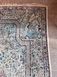 Tapis oriental de type Tabriz &agrave; d&eacute;cor de sc&egrave;nes anim&eacute;es, laine sur coton, 20&egrave;me si&egrave;cle