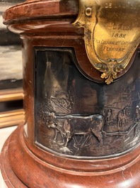 &Eacute;cole fran&ccedil;aise: Le r&eacute;mouleur, bronze argent&eacute; sur un imposant socle en marbre rouge, 19&egrave;me si&egrave;cle