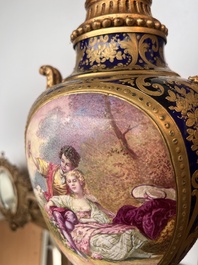 Paire de vases couvertes &agrave; fond bleu royale &agrave; la mani&egrave;re de S&egrave;vres aux montures dor&eacute;es et &agrave; d&eacute;cor de sc&egrave;ne d'amour, France, 20&egrave;me si&egrave;cle