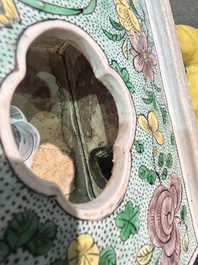 Paire de mod&egrave;les de lions bouddhistes en biscuit &eacute;maille verte, Chine, 19&egrave;me si&egrave;cle