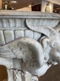 Imposant bassin en marbre blanc de Carrare avec trois lions ail&eacute;s, Italie, 18&egrave;me si&egrave;cle
