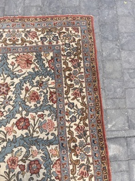Tapis oriental de type Qom (Qum/Ghom) &agrave; d&eacute;cor floral, laine sur coton, deuxi&egrave;me quart du 20&egrave;me si&egrave;cle