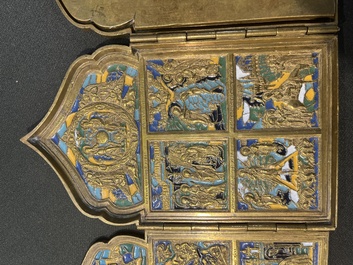 Croix d'ic&ocirc;ne et ic&ocirc;ne de voyage en quatre parties en bronze &eacute;maill&eacute;, Russie, 19&egrave;me/20&egrave;me si&egrave;cle