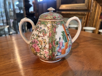 Collection vari&eacute;e de cruches, et de pots couverts en porcelaine de Chine famille rose de Canton &agrave; d&eacute;cor floral et de sc&egrave;nes de palais, 19&egrave;me si&egrave;cle