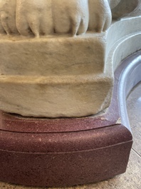 Imposant bassin en marbre blanc de Carrare avec trois lions ail&eacute;s, Italie, 18&egrave;me si&egrave;cle