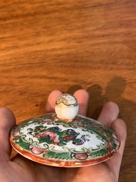 Collection vari&eacute;e de cruches, et de pots couverts en porcelaine de Chine famille rose de Canton &agrave; d&eacute;cor floral et de sc&egrave;nes de palais, 19&egrave;me si&egrave;cle