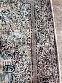 Tapis oriental de type Tabriz &agrave; d&eacute;cor de sc&egrave;nes anim&eacute;es, laine sur coton, 20&egrave;me si&egrave;cle